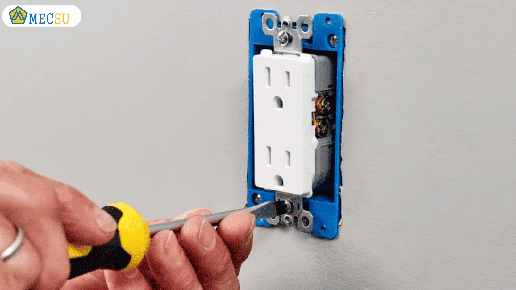 Tua vít dẹp ứng dụng trong sửa chữa ổ điện